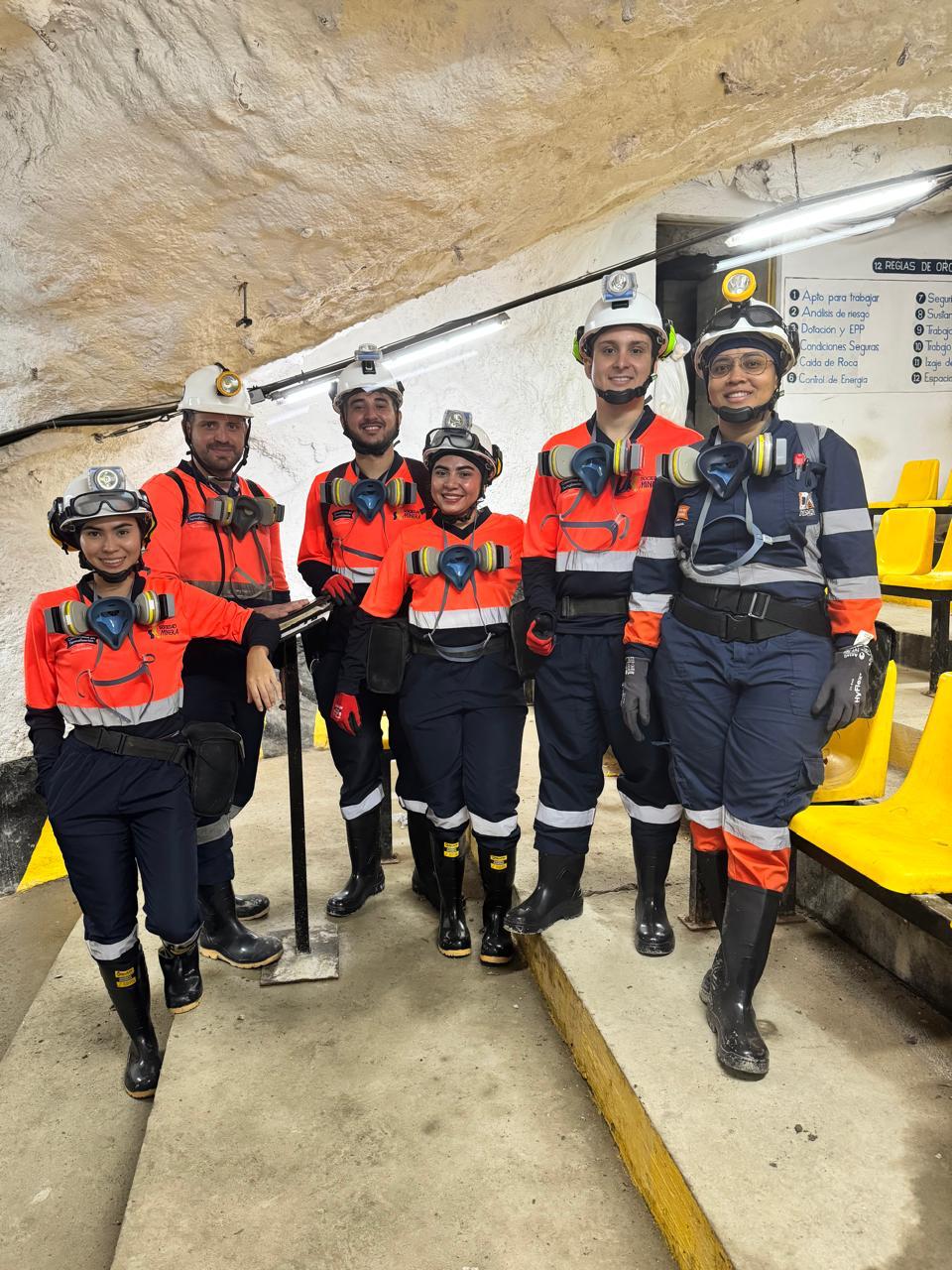 Equipo DESMIN en sala de seguridad subterranea