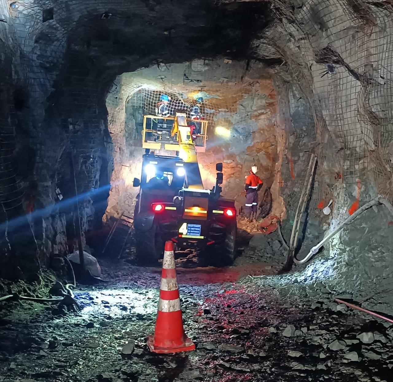 Maquinaria operando en tunel minero