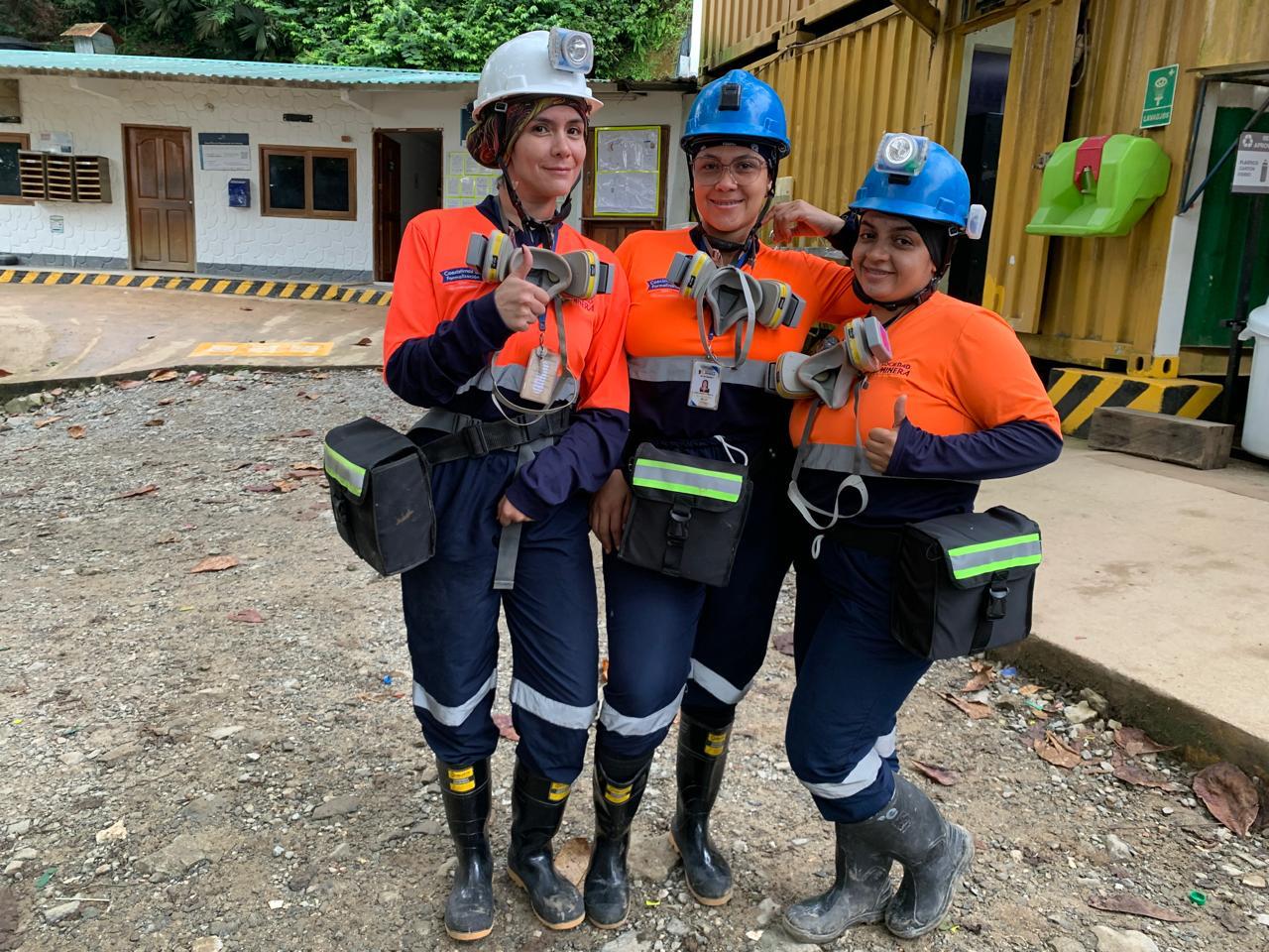 Mujeres mineras de DESMIN con equipo de seguridad