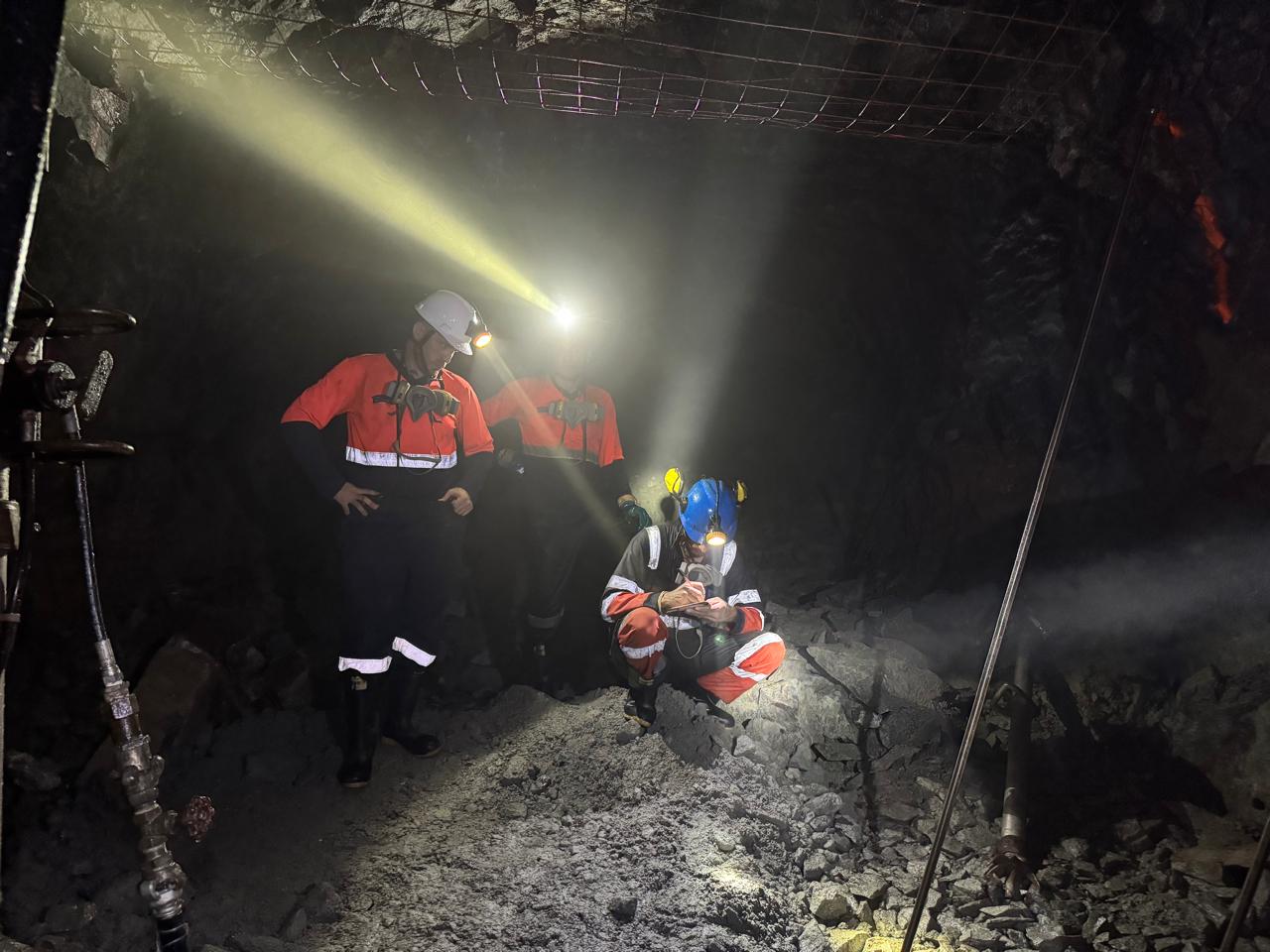 Equipo de trabajadores en operacion minera subterranea
