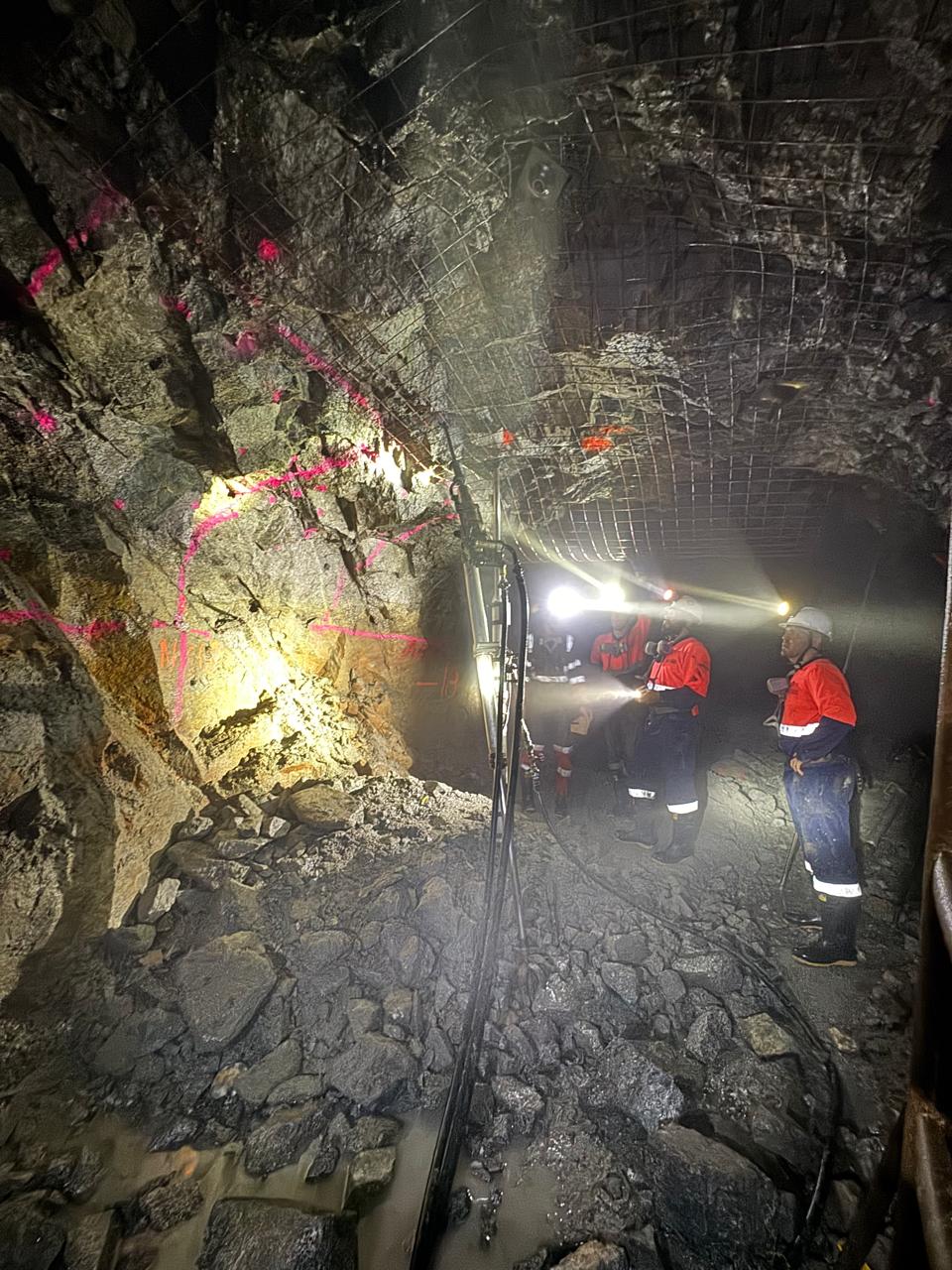 Trabajadores en excavacion subterranea