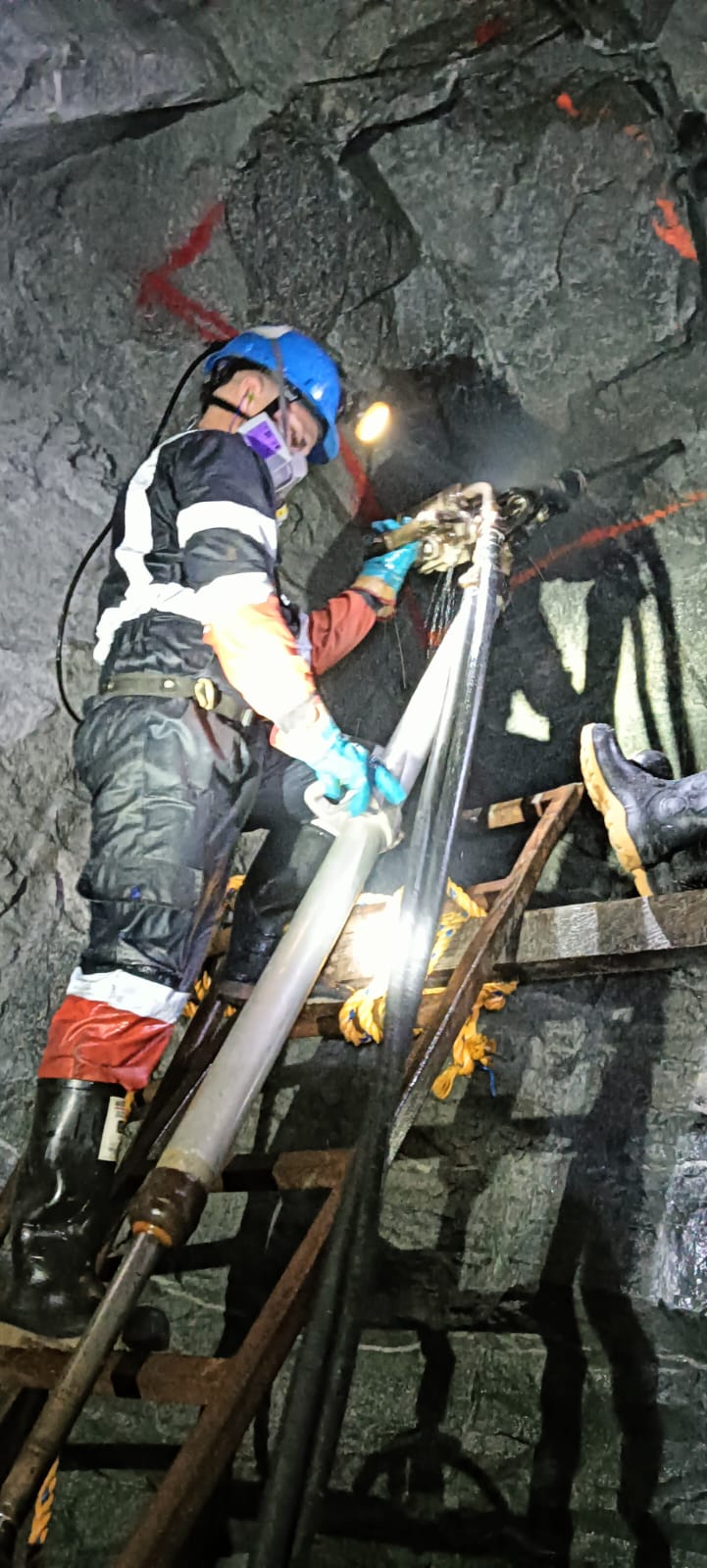 Minero trabajando en interior de mina