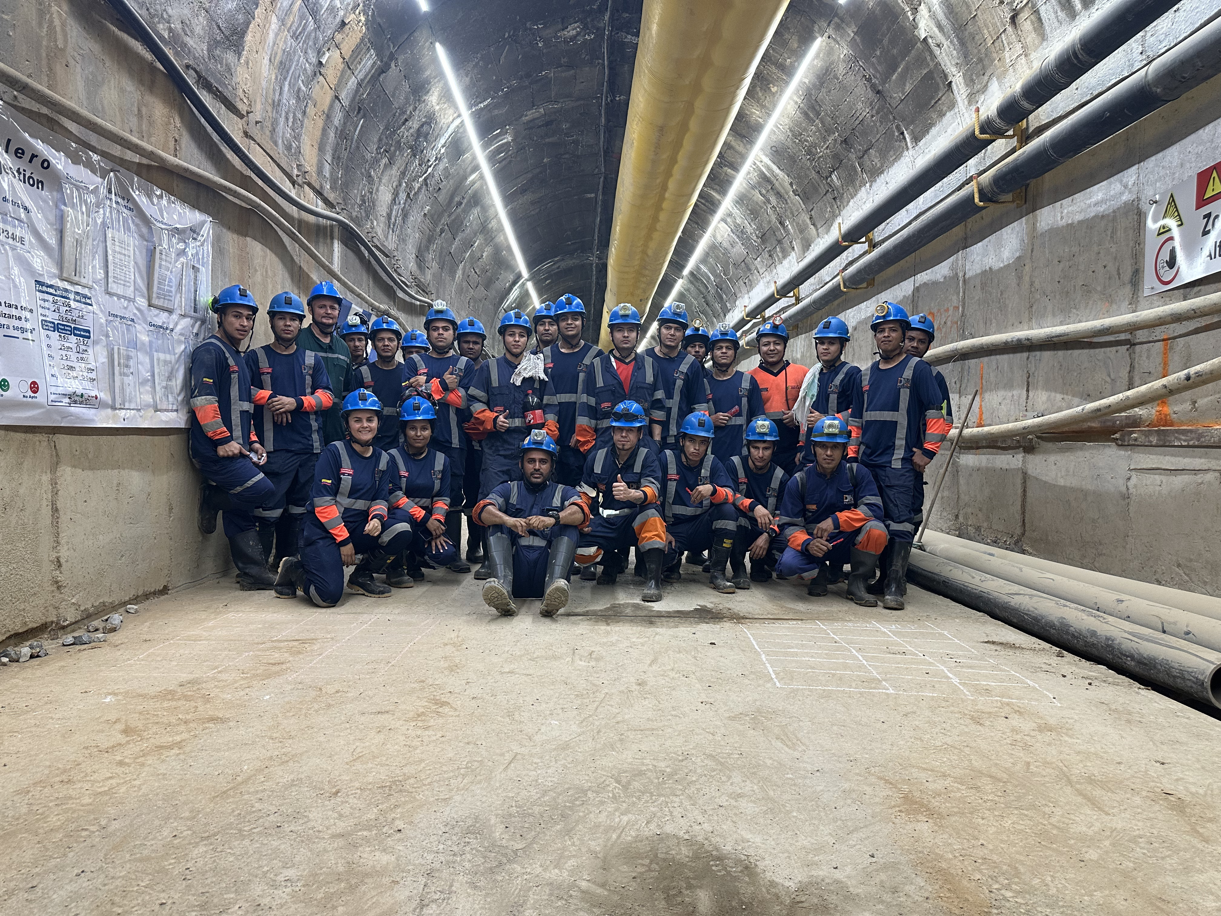 Equipo DESMIN en tunel minero con soportes